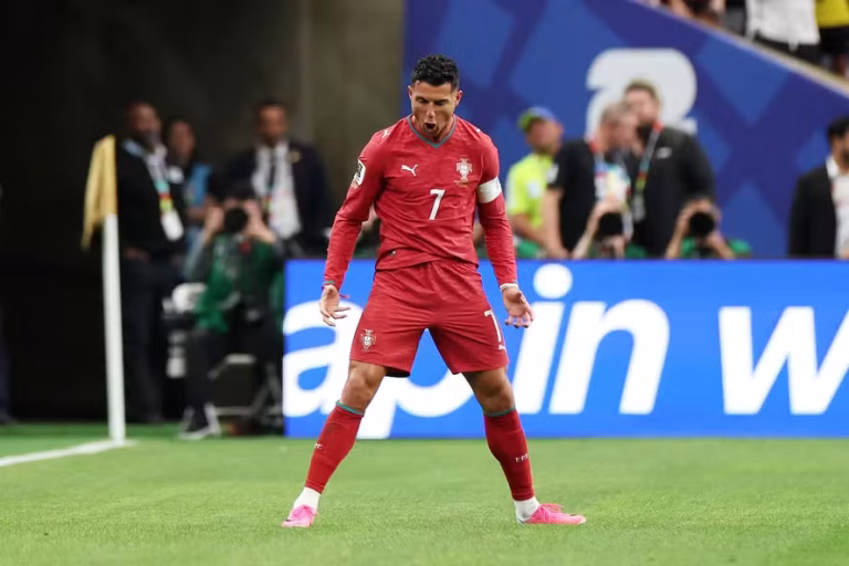 Histórico e Lendário: Cristiano Ronaldo se torna o primeiro jogador a marcar gols em seis Copas do Mundo