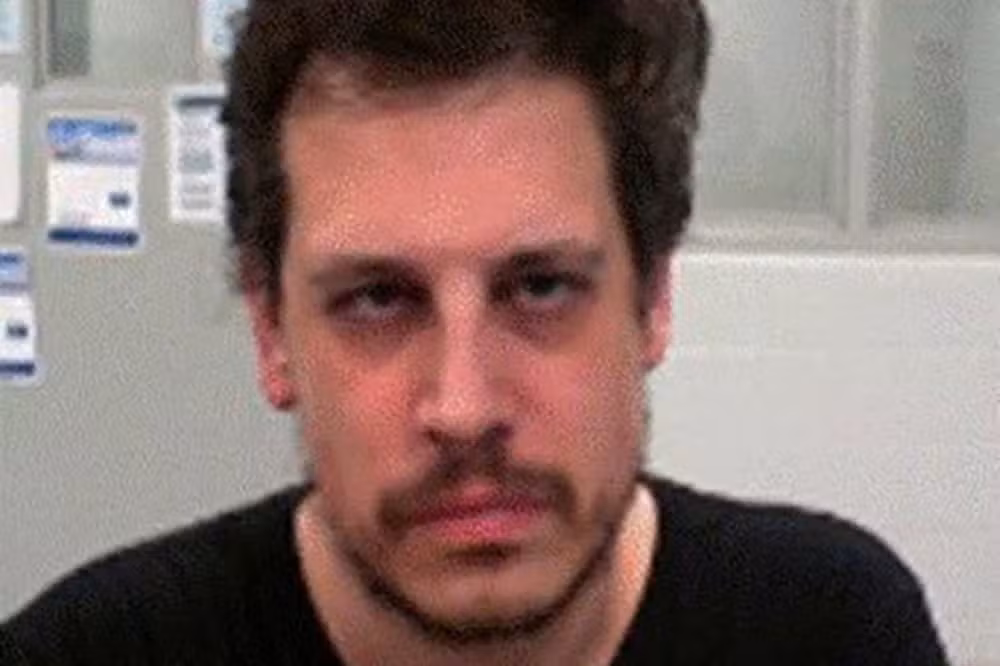 Milo Yiannopoulos é fotografado após prisão do ICE no Aeroporto Internacional Louis Armstrong, em Kenner, Louisiana