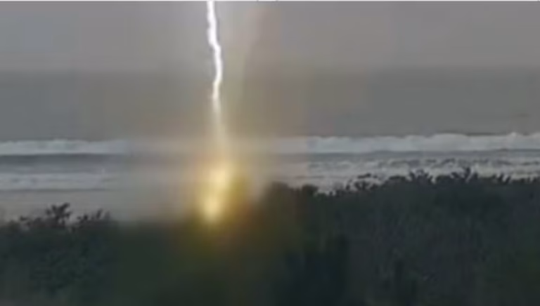 Mulher é atingida por raio na Praia da Pinheira em Palhoça, SC