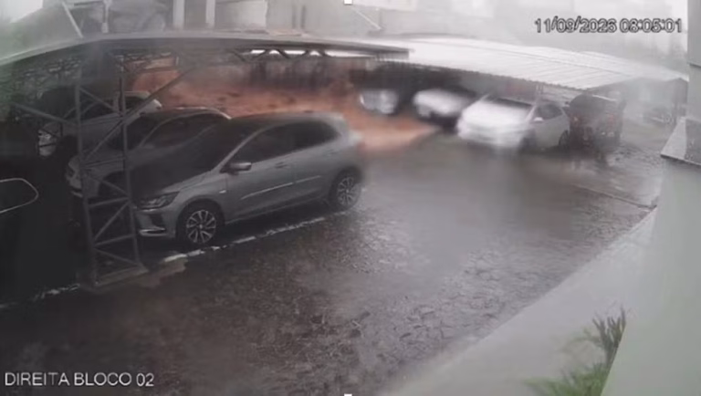 Carros na garagem atingida por água e lama em Chapecó