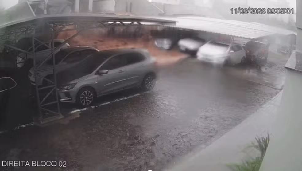 Carros na garagem atingida por água e lama em Chapecó